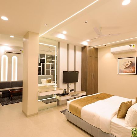 The Meera Hotel Ujjain Buitenkant foto