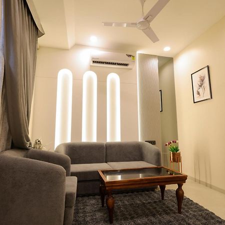 The Meera Hotel Ujjain Buitenkant foto