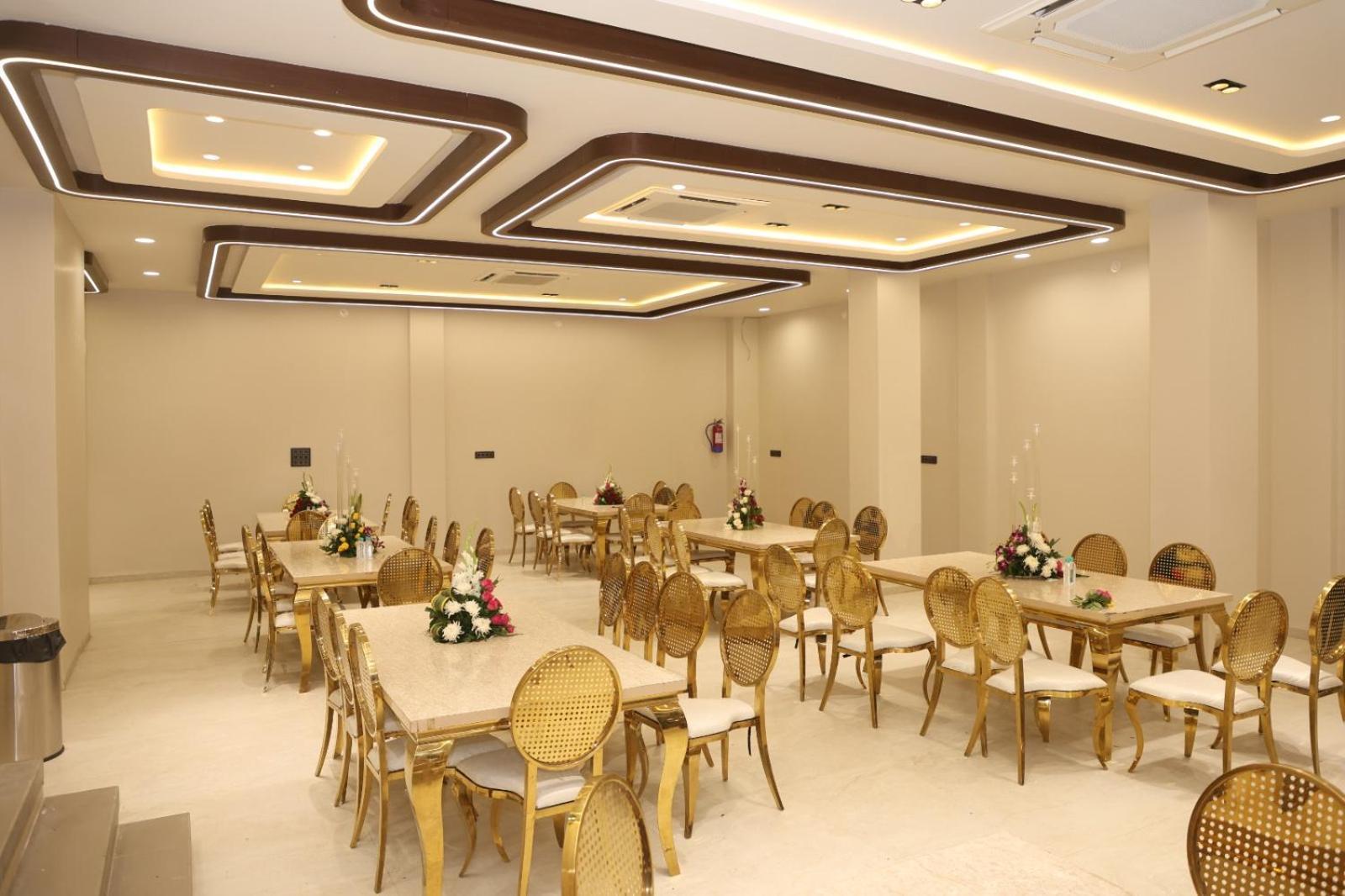 The Meera Hotel Ujjain Buitenkant foto
