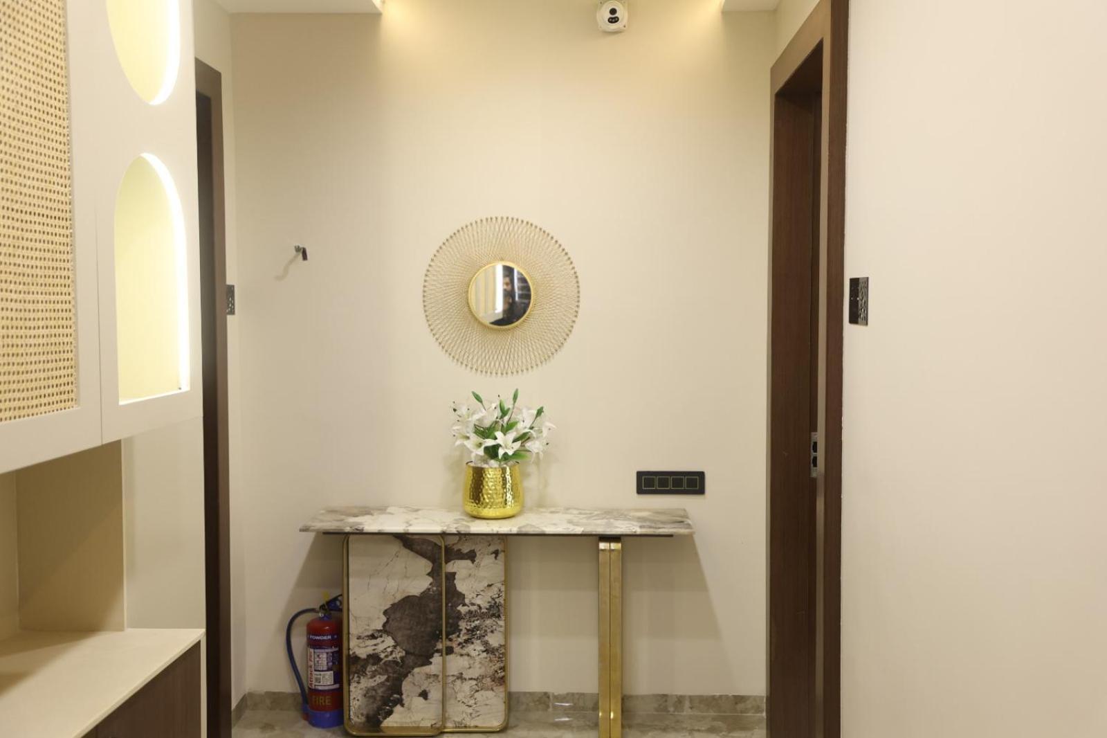 The Meera Hotel Ujjain Buitenkant foto