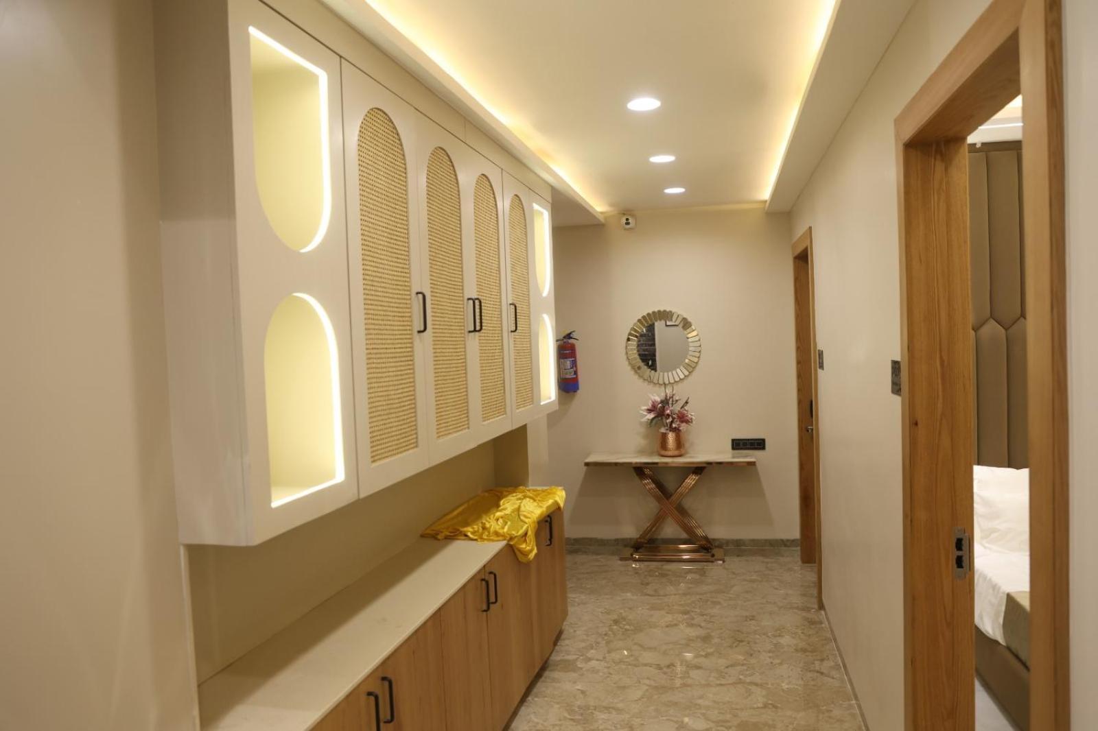 The Meera Hotel Ujjain Buitenkant foto