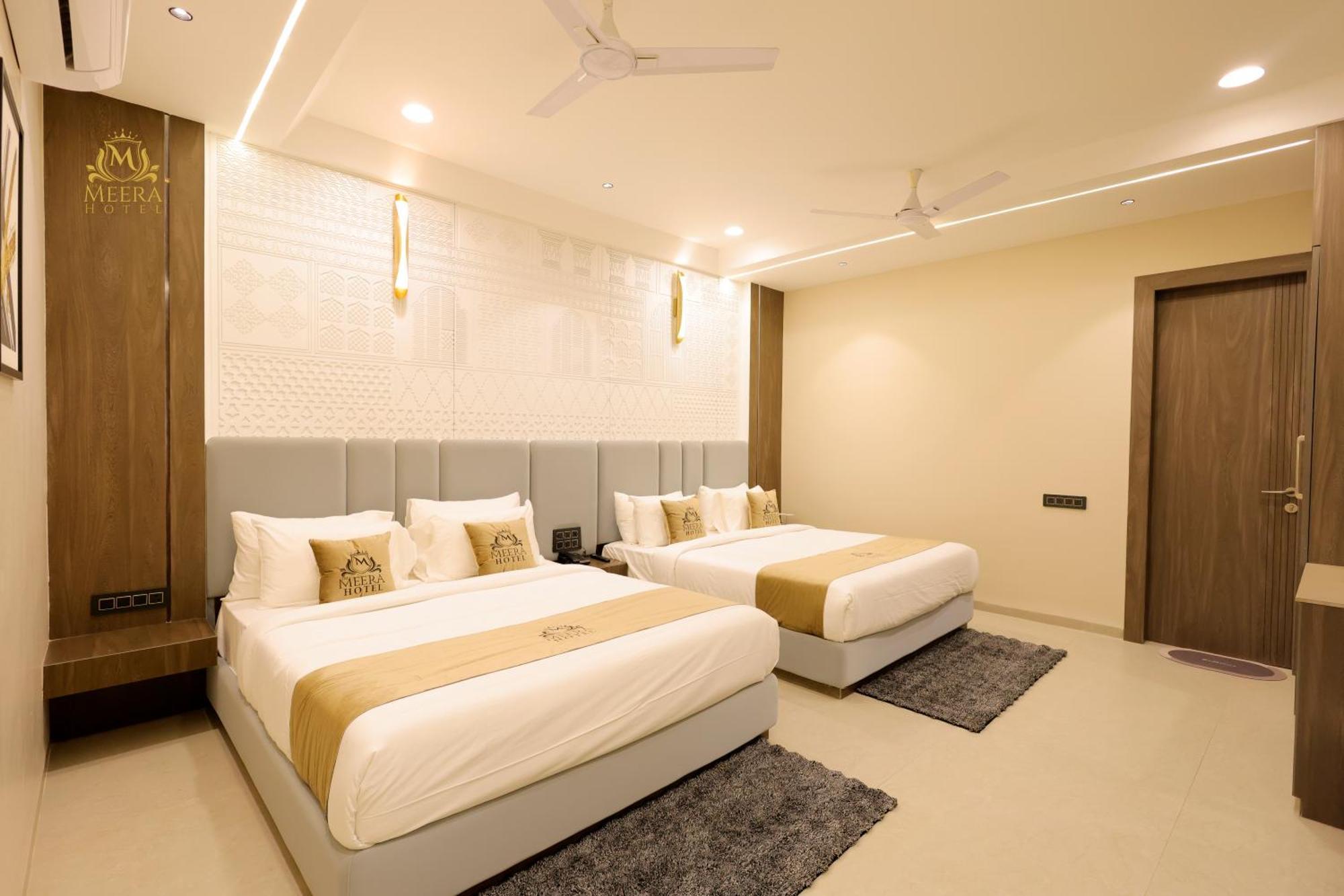 The Meera Hotel Ujjain Buitenkant foto