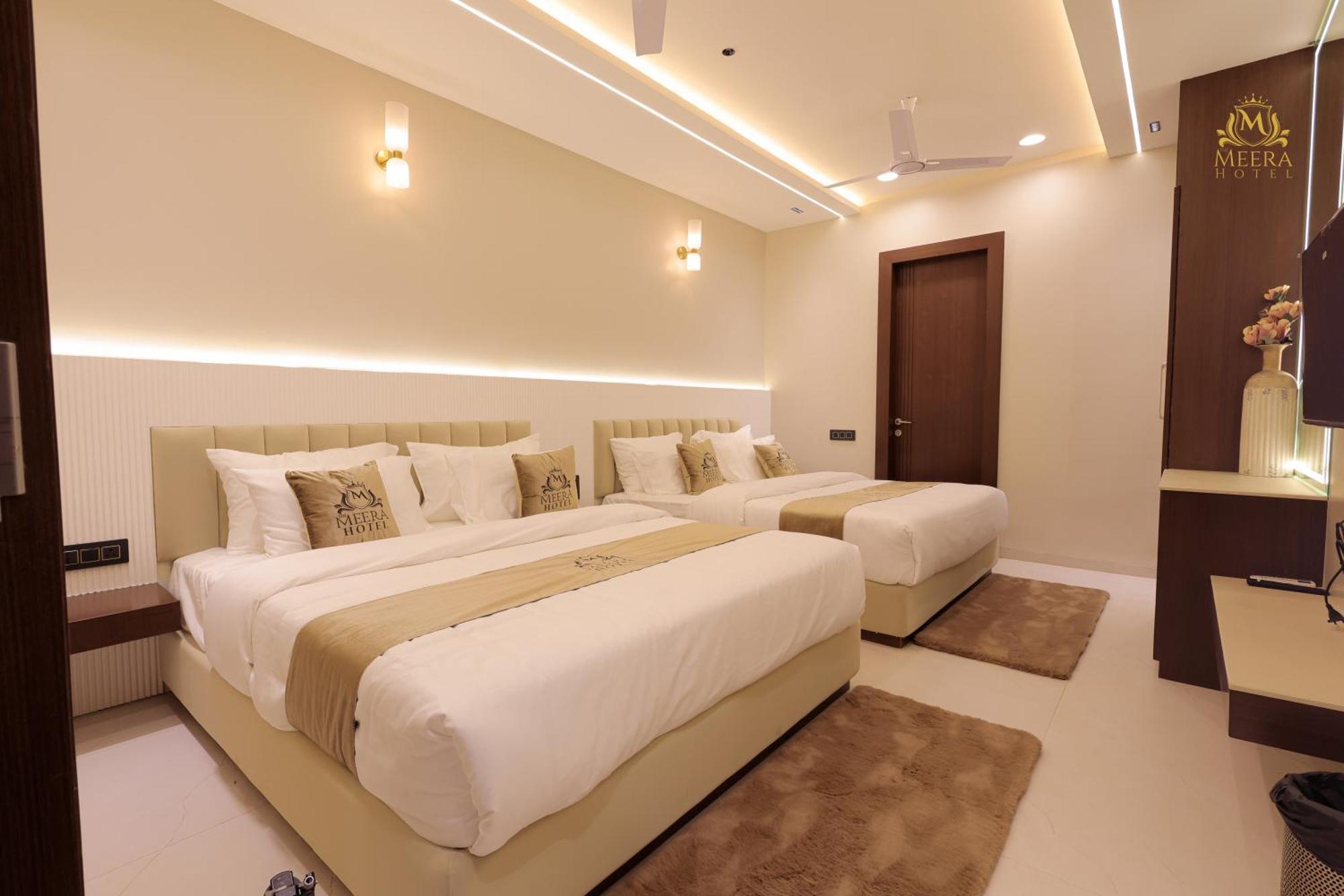 The Meera Hotel Ujjain Buitenkant foto