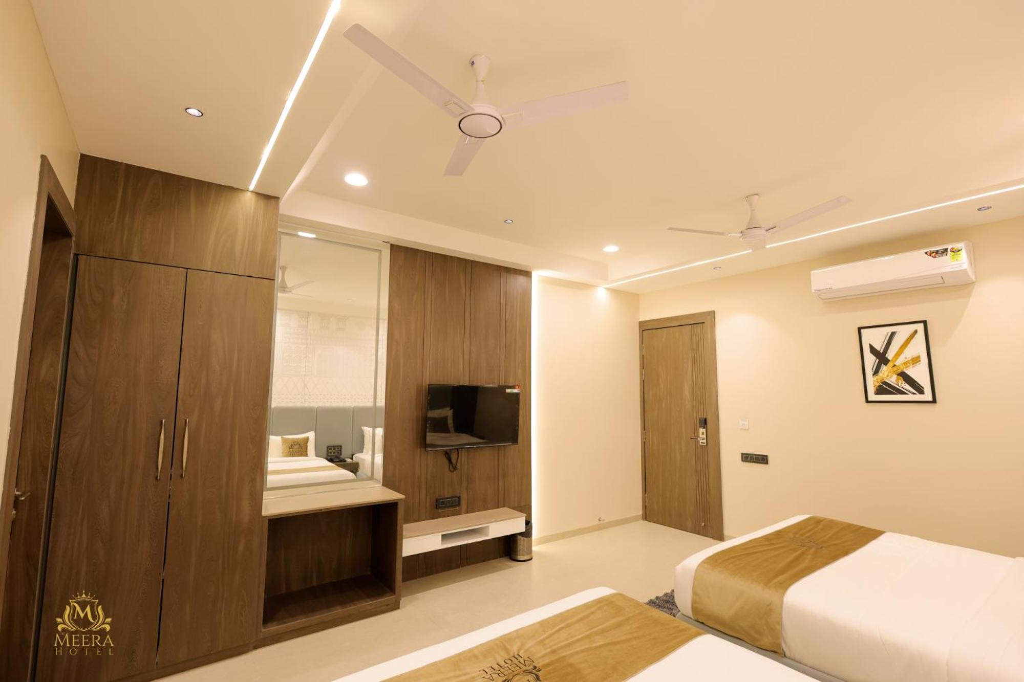The Meera Hotel Ujjain Buitenkant foto