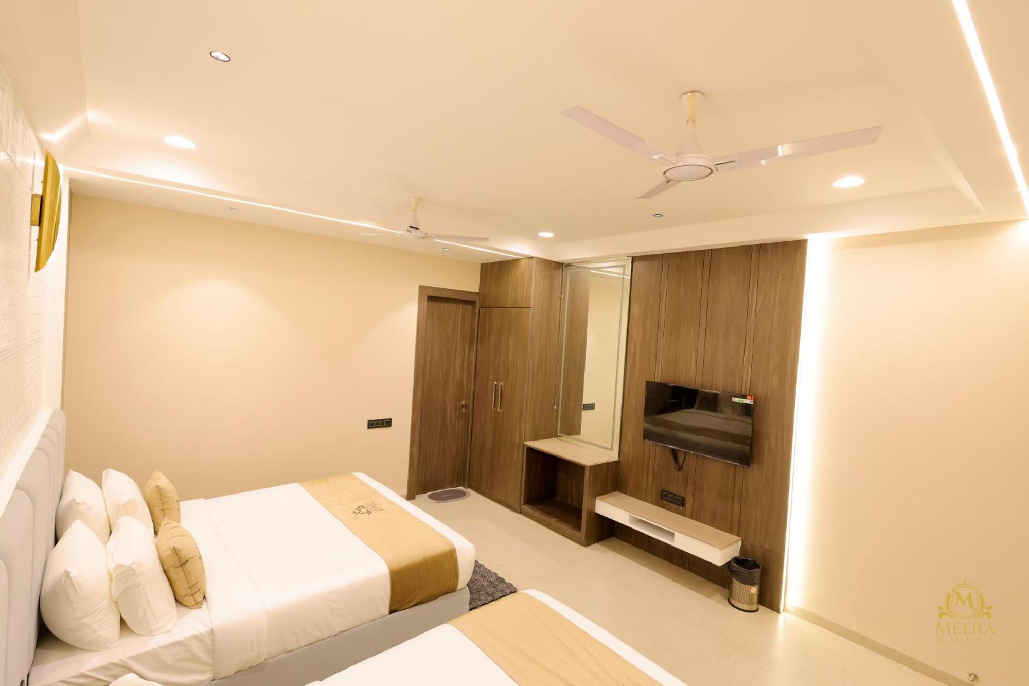 The Meera Hotel Ujjain Buitenkant foto