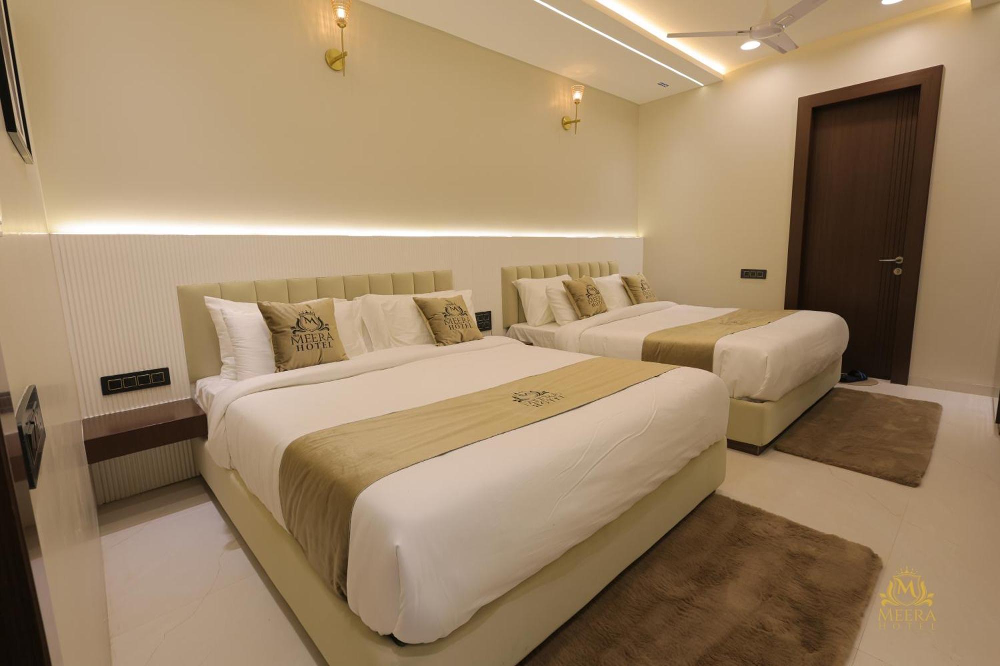The Meera Hotel Ujjain Buitenkant foto