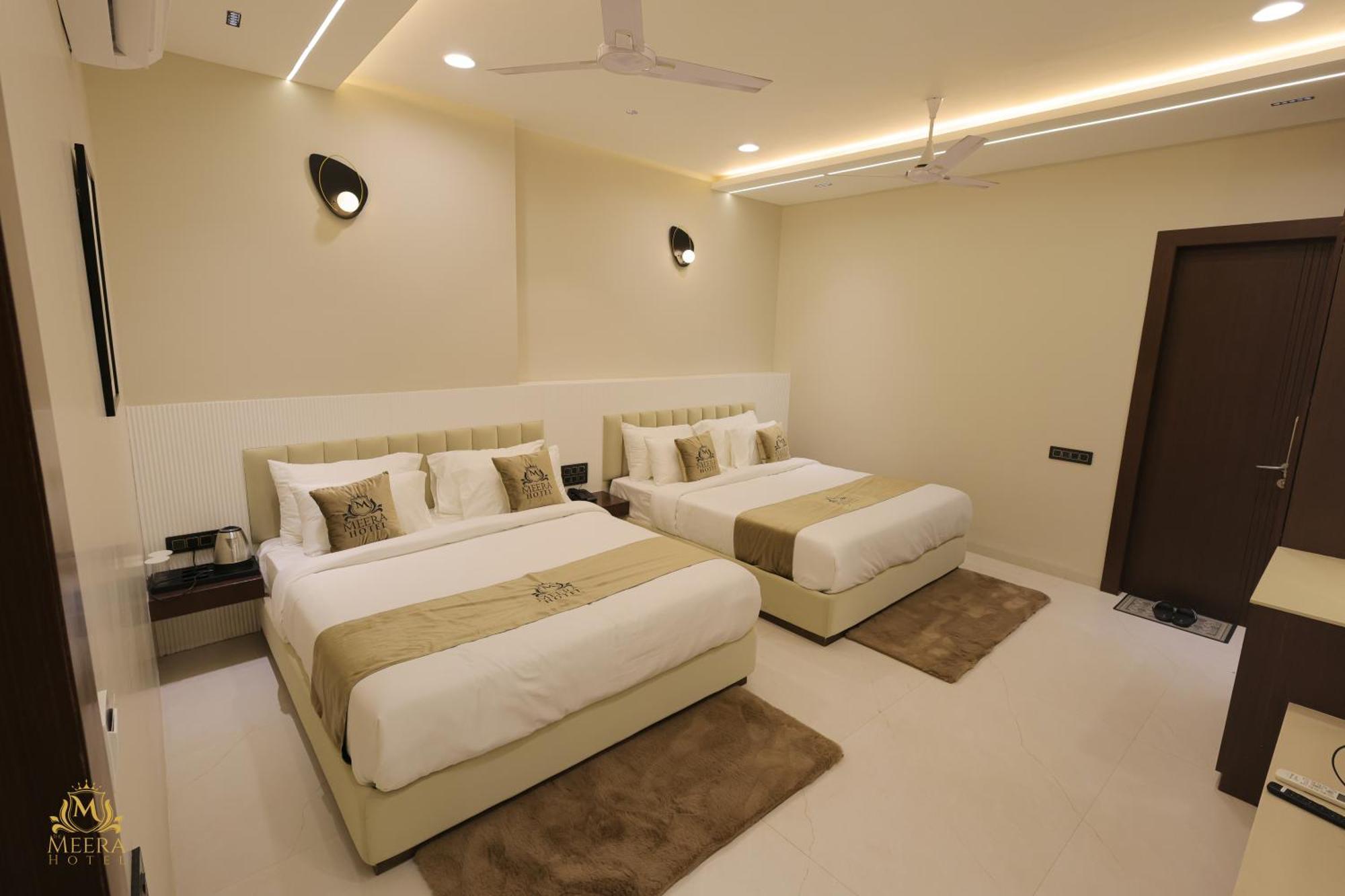 The Meera Hotel Ujjain Buitenkant foto