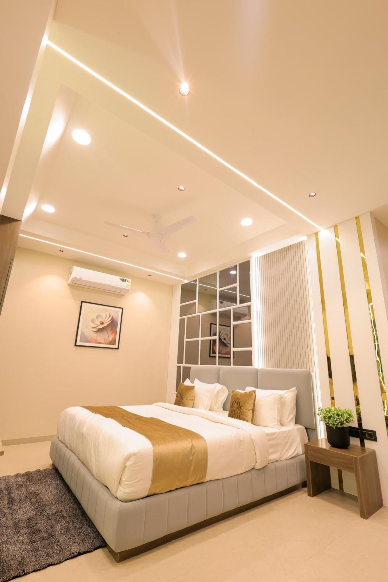 The Meera Hotel Ujjain Buitenkant foto