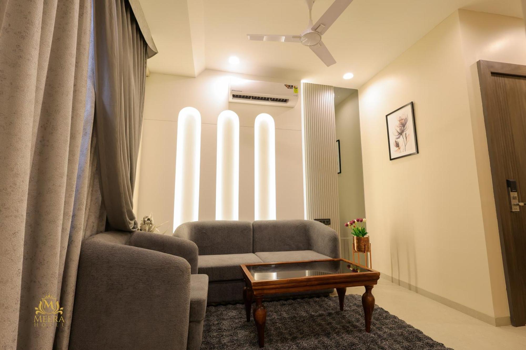 The Meera Hotel Ujjain Buitenkant foto