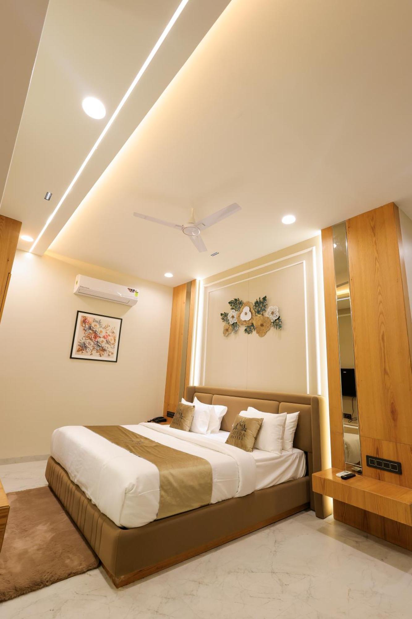 The Meera Hotel Ujjain Buitenkant foto