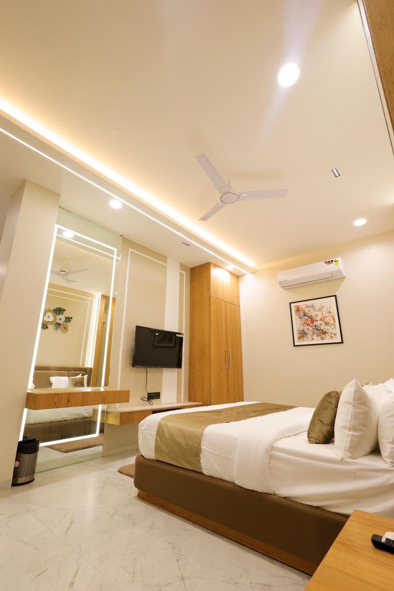 The Meera Hotel Ujjain Buitenkant foto