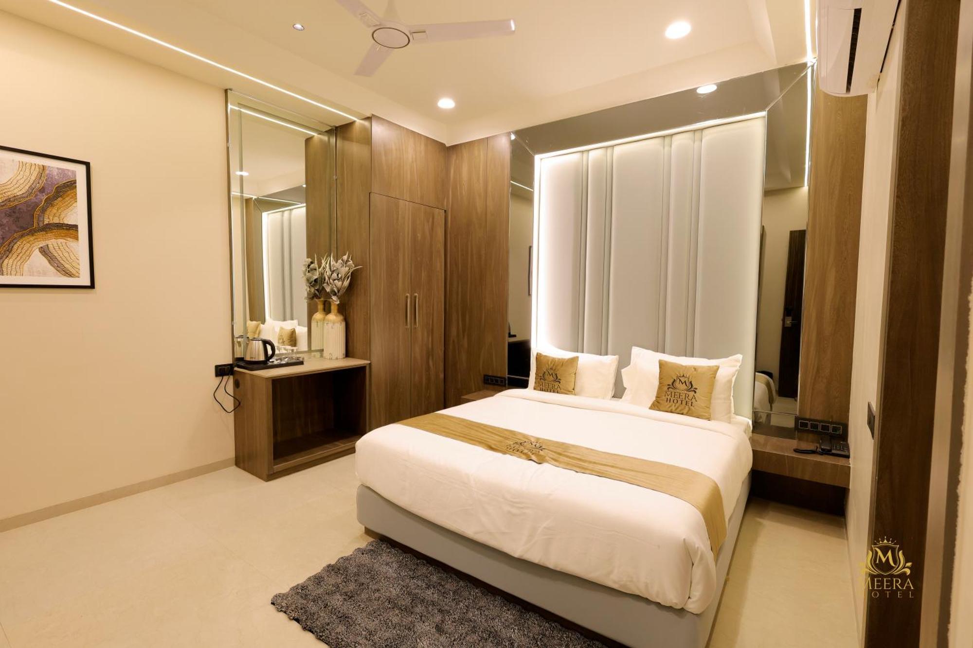 The Meera Hotel Ujjain Buitenkant foto