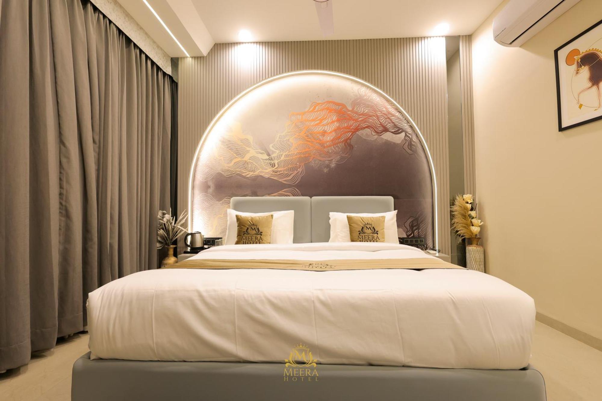 The Meera Hotel Ujjain Buitenkant foto