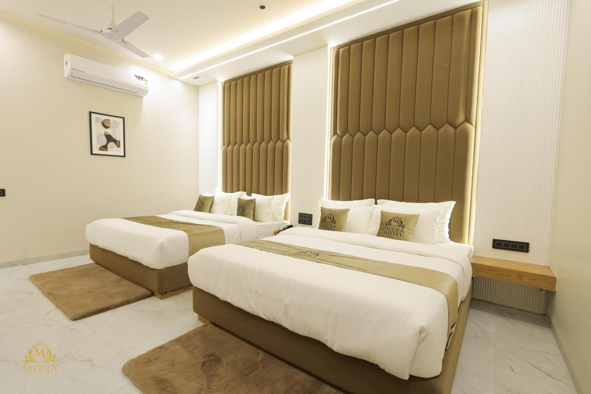 The Meera Hotel Ujjain Buitenkant foto