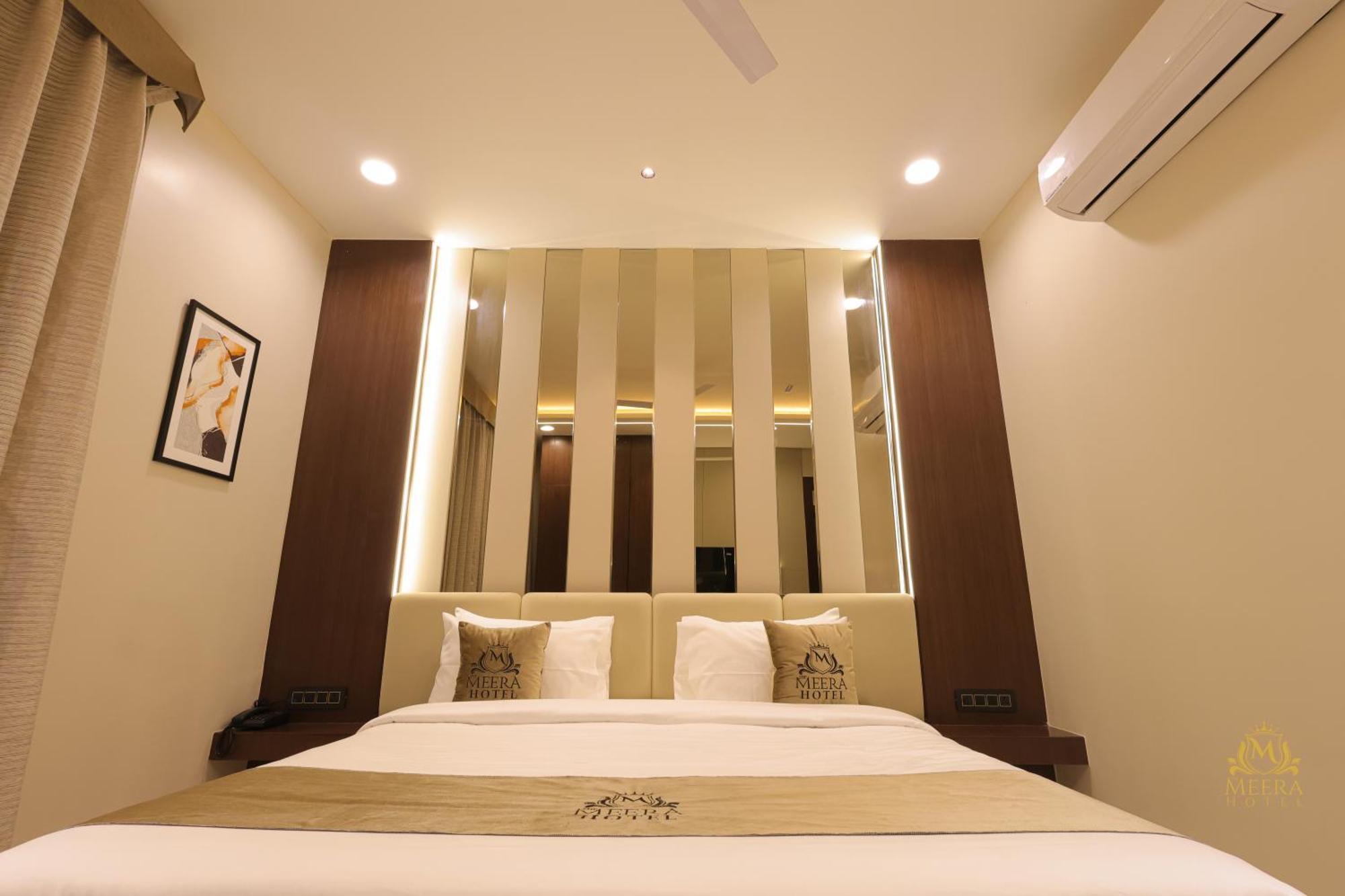 The Meera Hotel Ujjain Buitenkant foto