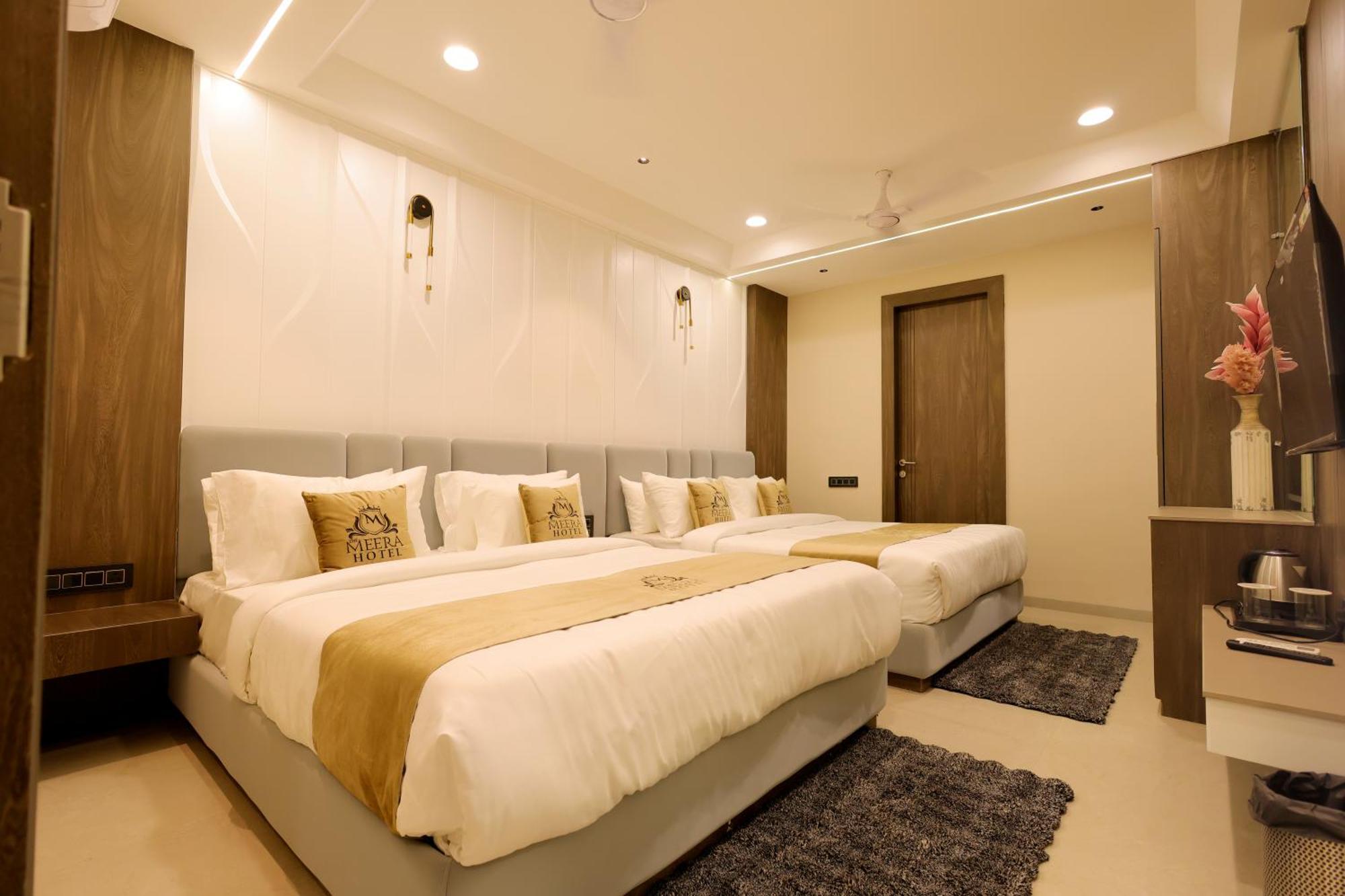 The Meera Hotel Ujjain Buitenkant foto