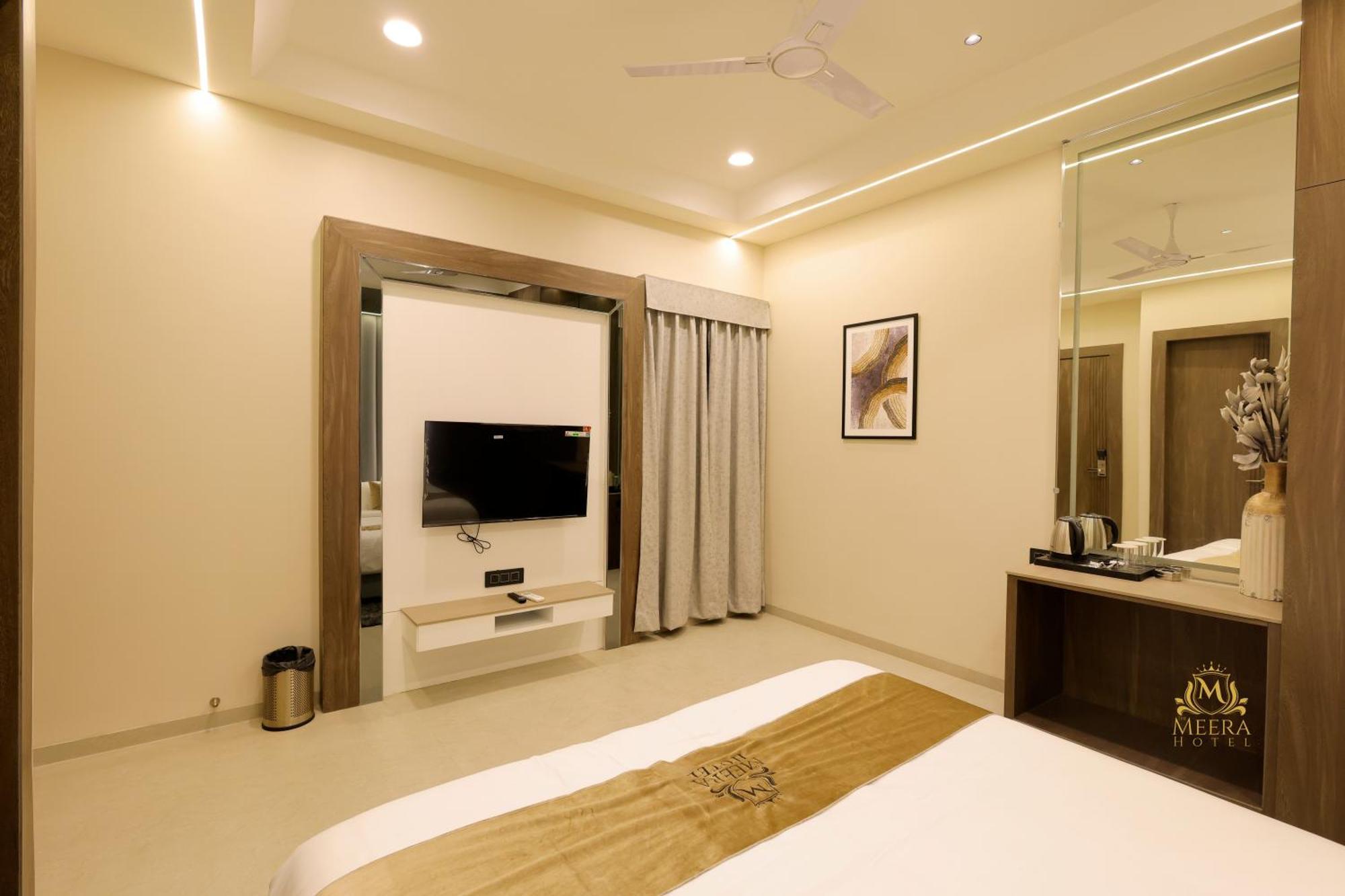 The Meera Hotel Ujjain Buitenkant foto