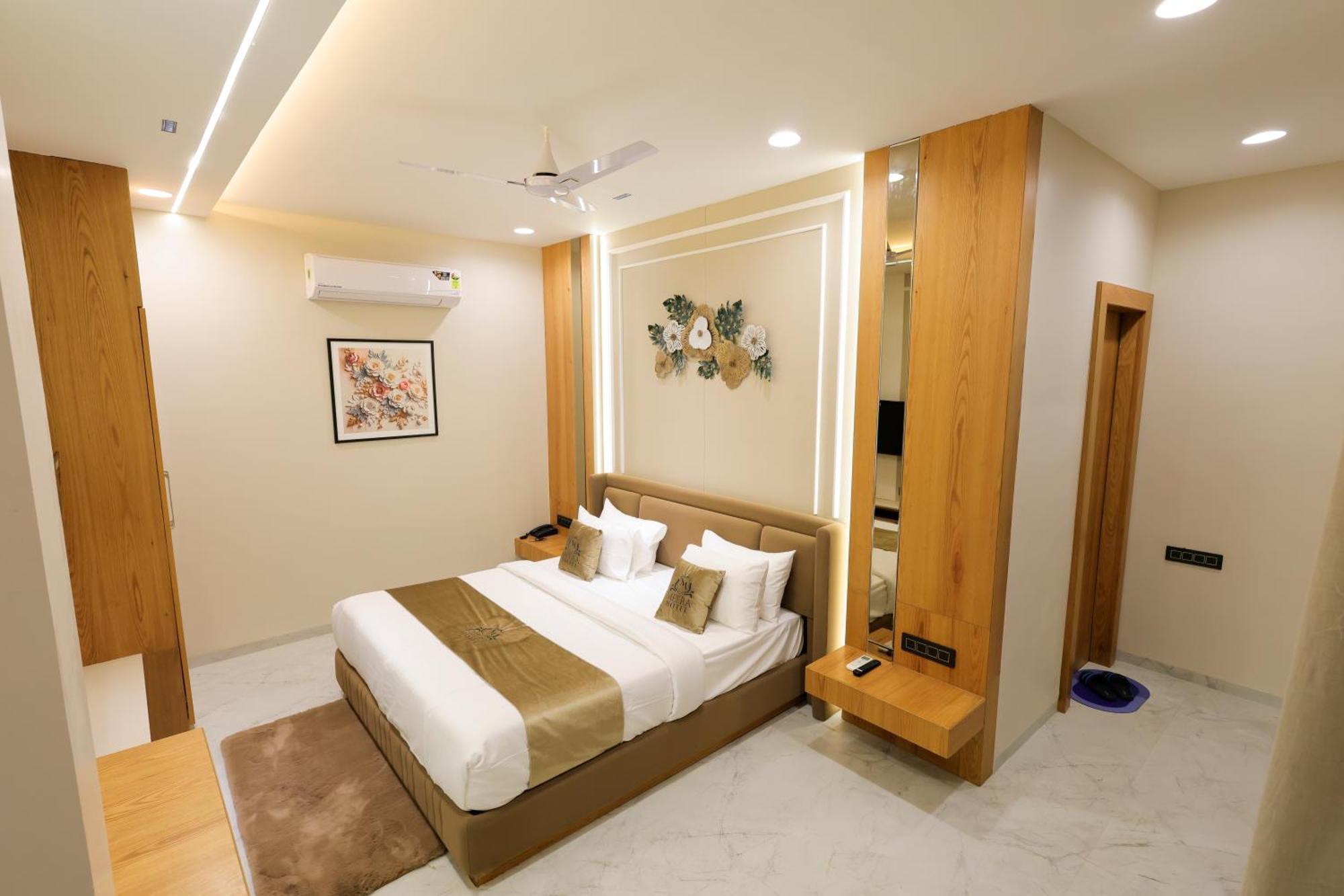 The Meera Hotel Ujjain Buitenkant foto