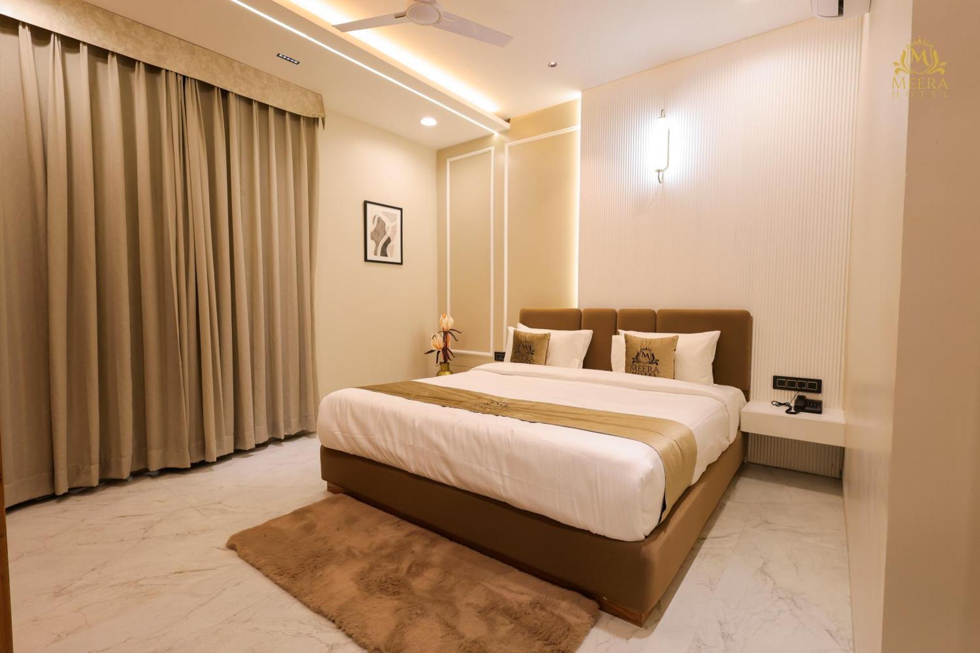 The Meera Hotel Ujjain Buitenkant foto